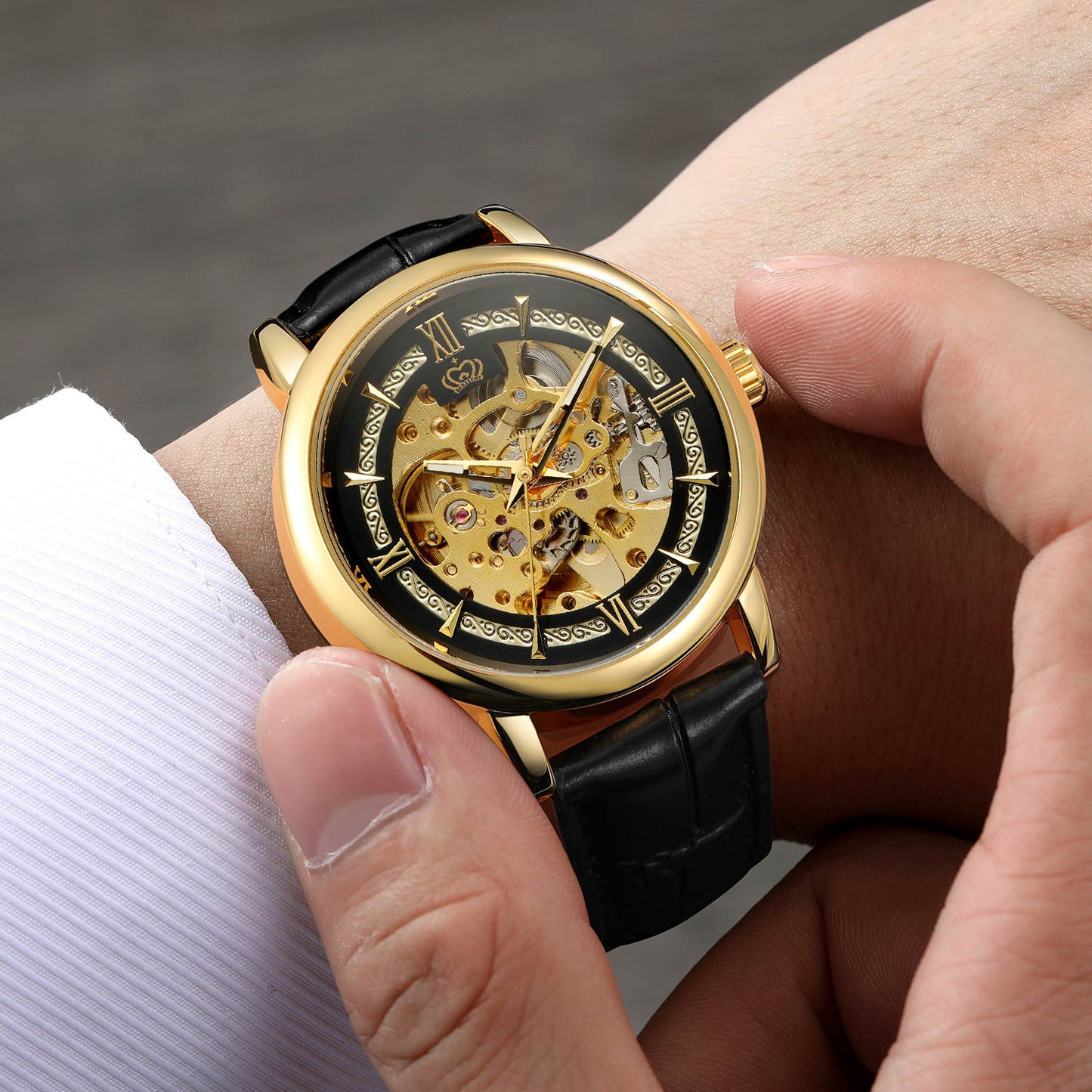 Heren Skeleton opwind goudkleurig horloge van Benssens met zwarte leren band