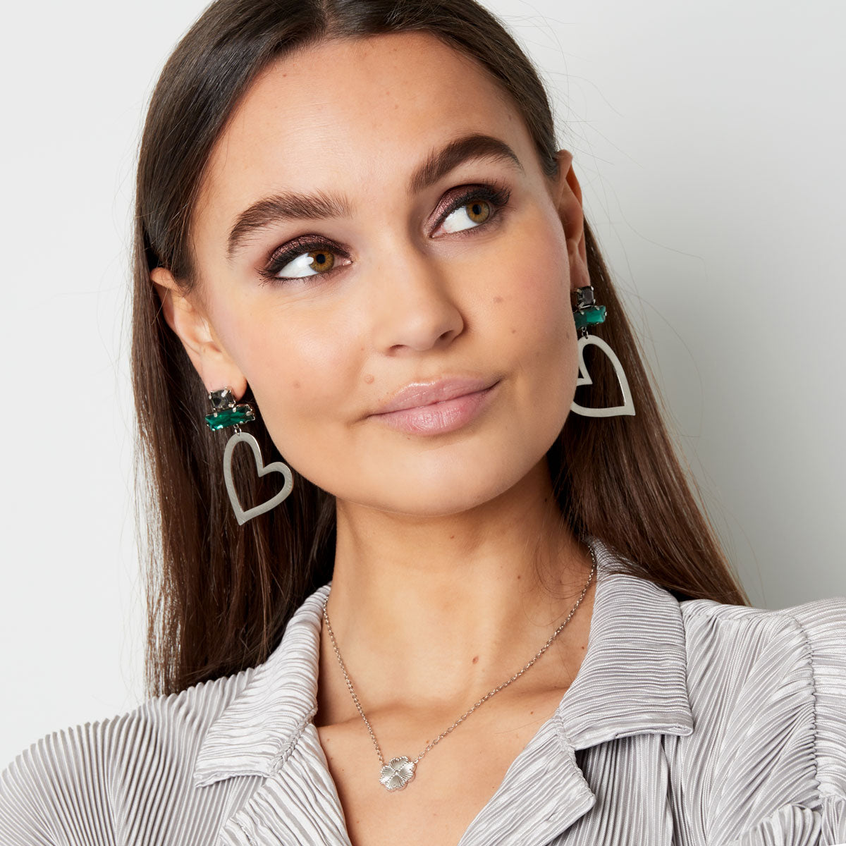 Dames Oorbel hartvormig goudkleurig met blauw zwarte Glaskralen 5.6cm