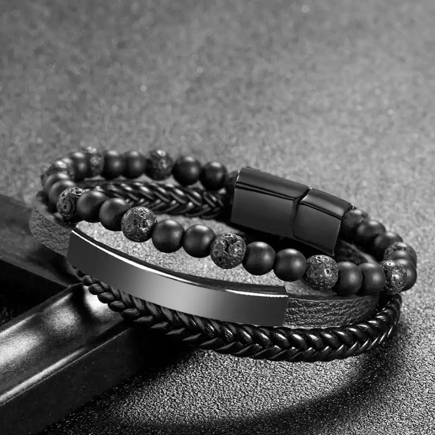 Heren Lederen Armband met Vulkanische Kralen Zwart met Magnetische Sluiting 21Cm Casimo