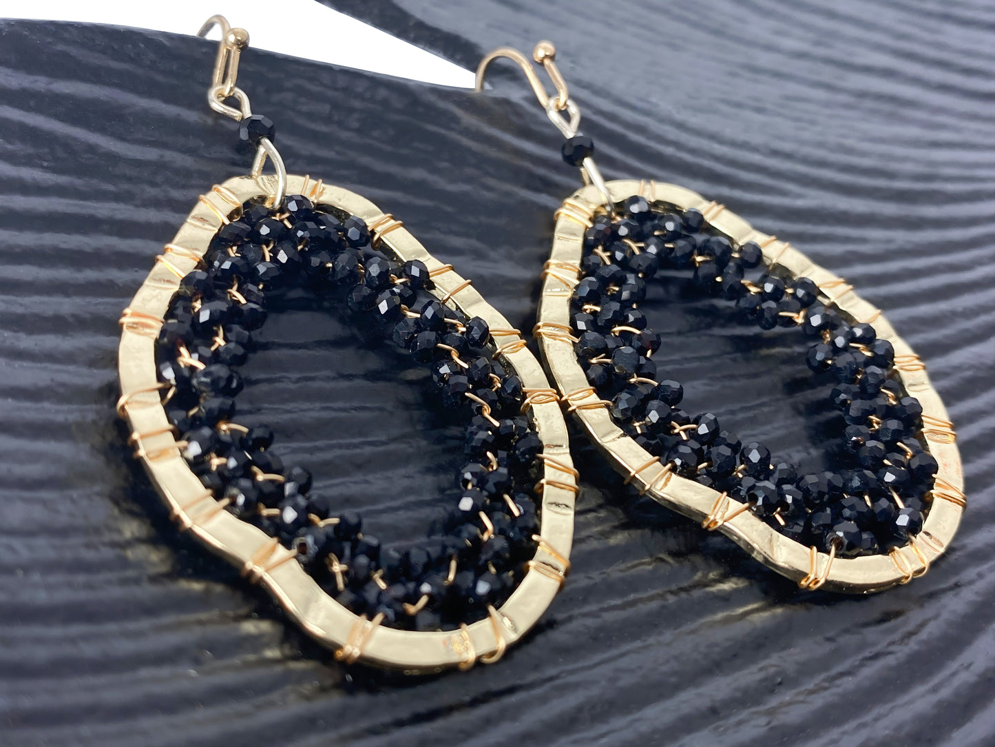 Dames Oorbellen Goud Zwart Kleurig Stainless Steel Gevuld Met Glaskralen 4+1 Cm